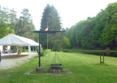Grillplatz und Aufenthaltsbereich der Weiheranlage Heimlinger Tal bei Losheim am See