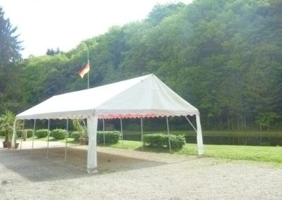 Aufenthaltsbereich mit Zelt an der Weiheranlage Heimlinger Tal bei Losheim am See